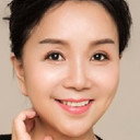 Teng Ai Xian als Director Hu's wife