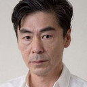 Hideto Seki als Chairman Hoshina