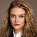 Lara Peake als Skye