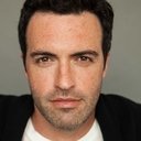 Reid Scott als Commissioner Gordon (voice)