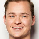 Cooper Tomlinson als Younger Man