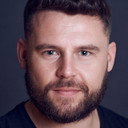 Danny Miller als Tom