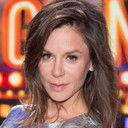 Natalia Lesz als Singer Stella