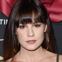 Chelsea Hobbs als Caroline