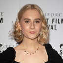 Ella Greenwood als Lola Roberts