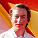 Skyler Gisondo als Howard Stacy