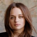 Joey King als Christine Perron