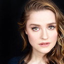 Stephanie Van Dyck als Sarah
