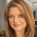 Debbie Flint als Host