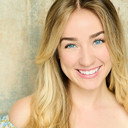 Maura Lefevre als Singing Server