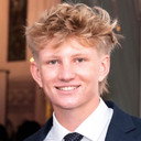 Charlie Holt als Ethan