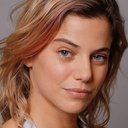Justina Bustos als Blonde Bartender