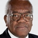 Trevor McDonald als Newscaster