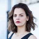 Camilla Renschke als Mani