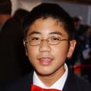 Robert Tsai als Lawrence