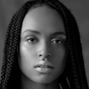 Naomi Hilaire als Serveuse resto