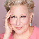 Bette Midler als Benita