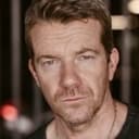 Max Beesley als Commissioner Bates