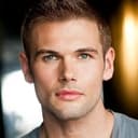 David Cade als Mikey