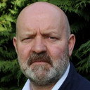 Jay Flavin als Community Worker 1