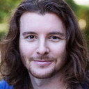 Jonathan Tuck als Roman
