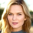 Sunny Mabrey als Angie