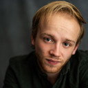 Simon Bigg als Ethan