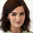 Camilla Belle als Daphne Falk