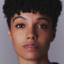 Maisie Richardson-Sellers als Chloe Winthrop