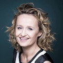 Caroline Roux als Self - Host