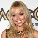 Jorgie Porter als Iris Kelly