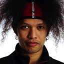 Evymoon als Self - Singer in courtyard (uncredited)