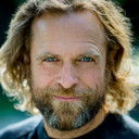 David Brooks als Foreign Correspondent Tom