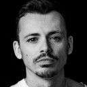 Thom Green als Warren Hutchings