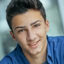 Dylan Naber als Group Voices (voice)