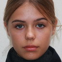 Philippa Schöne als Emily
