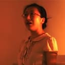 Yiwen Yao als Chinese Secretary Eiven