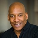 Ezra Knight als MLK Coach