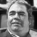 Hoyt Axton als Father Levesque