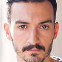 Derek Viveiros als Servant