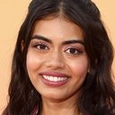 Megan Suri als Veena