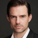 Richard Cambridge als Cmdr. Alf Hitchcock