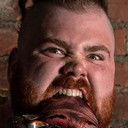 Tommy Wansaw als Bear Boulder