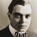 Noble Johnson als Chief Red Shirt