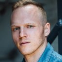 Brett Bartholomew als Bartender