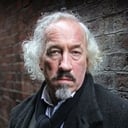 Simon Callow als The Reverend Mr. Beebe