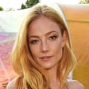 Clara Paget als Cocktail Waitress