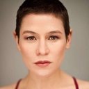 Yael Stone als Lucy