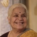 Jyoti Subhash als Aaji / Grandma