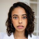 Arielle Mailloux als Jeune femme au vernissage